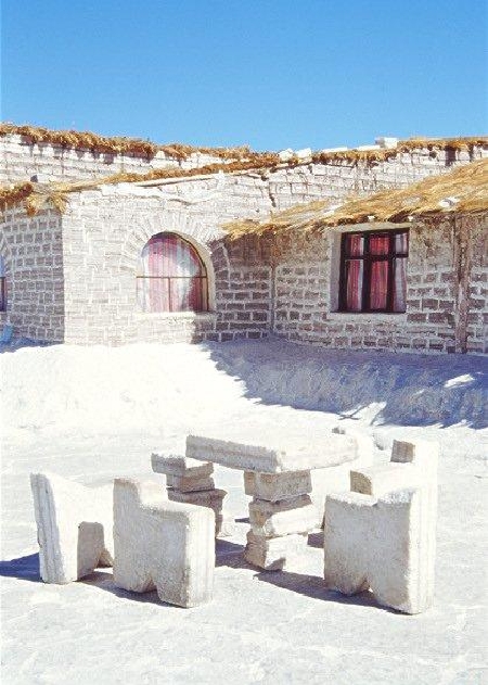 Ngó khách sạn làm từ muối mặn chát ở Bolivia